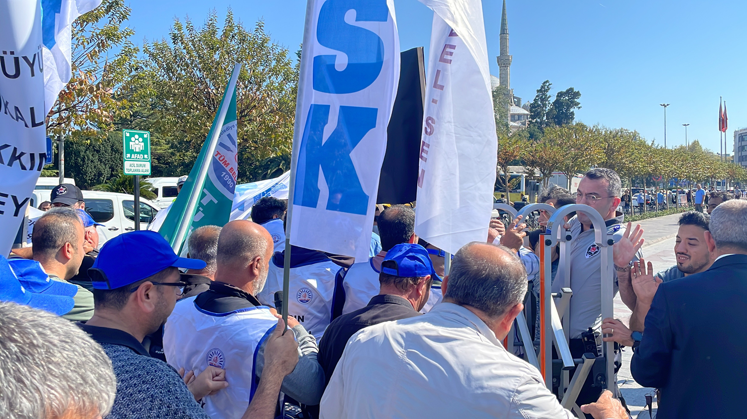 ���ilerin �BB binas� �n�ndeki banka promosyonu eyleminde arbede ya�and�