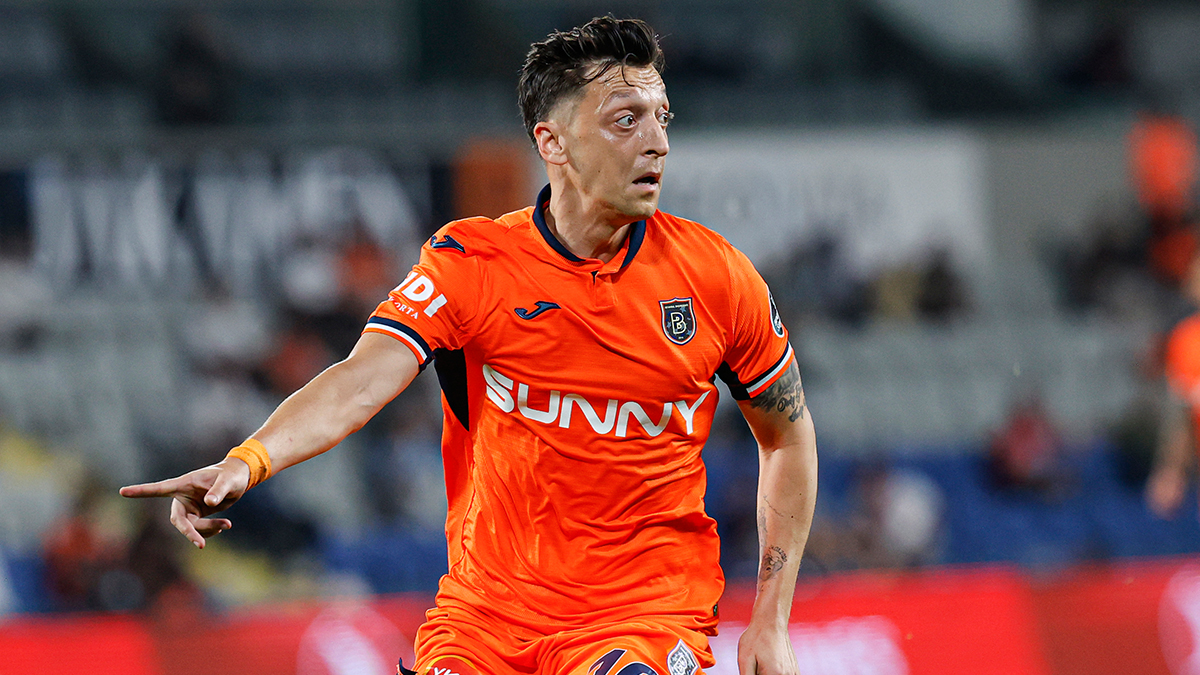 Mesut �zil'den ameliyat a��klamas�!