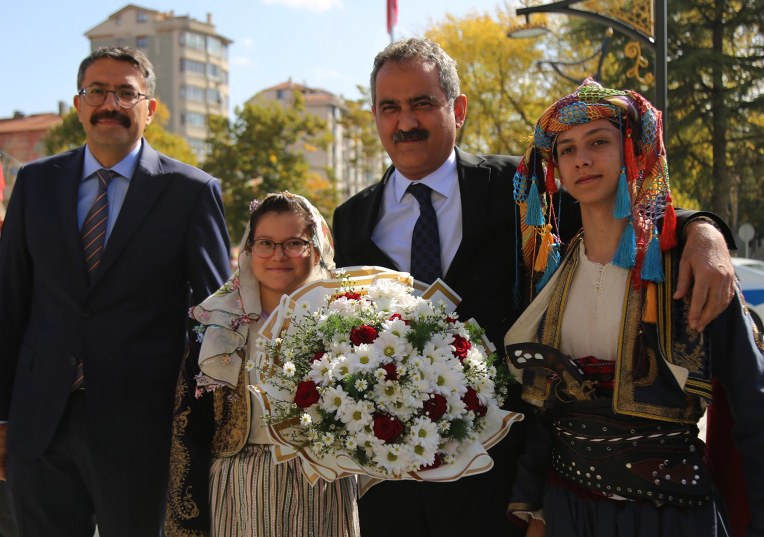Milli E�itim Bakan� �zer, K�tahya'da ziyaretlerde bulundu