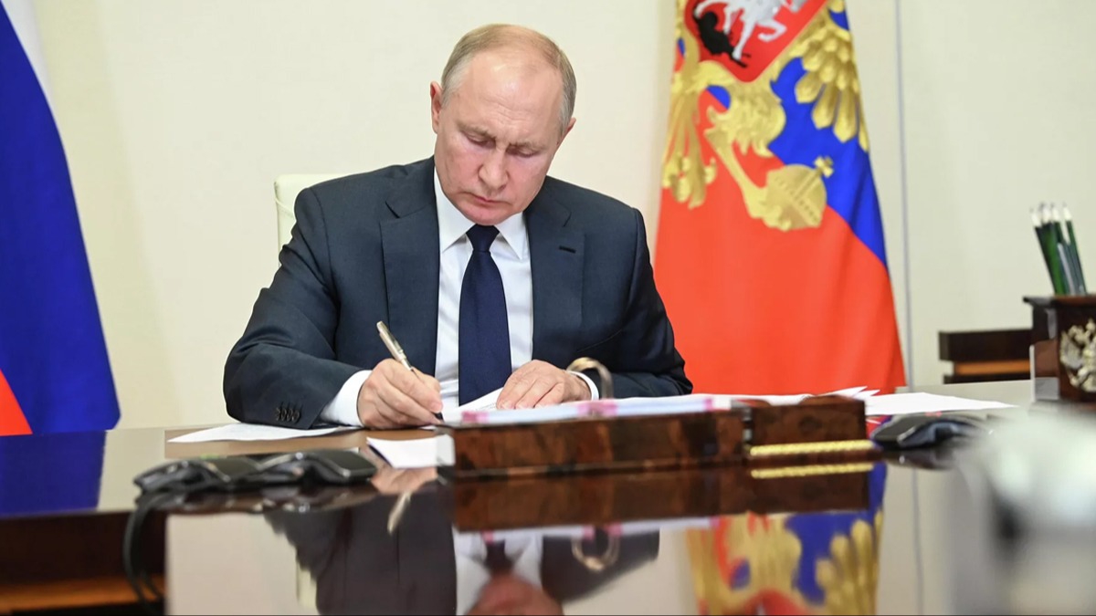 Putin resmen imzalad! Dnyann kar kt referandumla ilgili kritik karar
