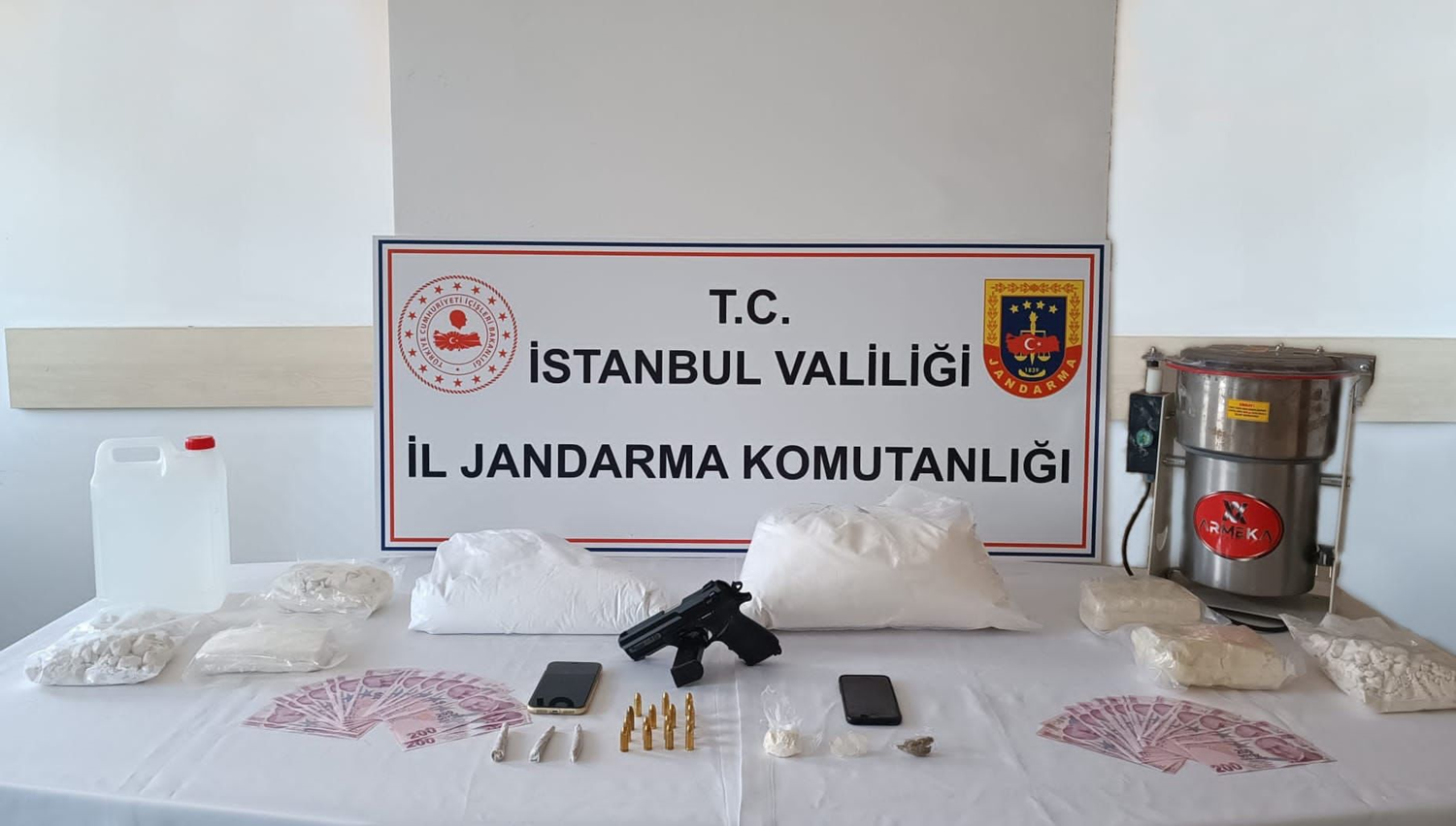�stanbul'da e� zamanl� uyu�turucu operasyonu