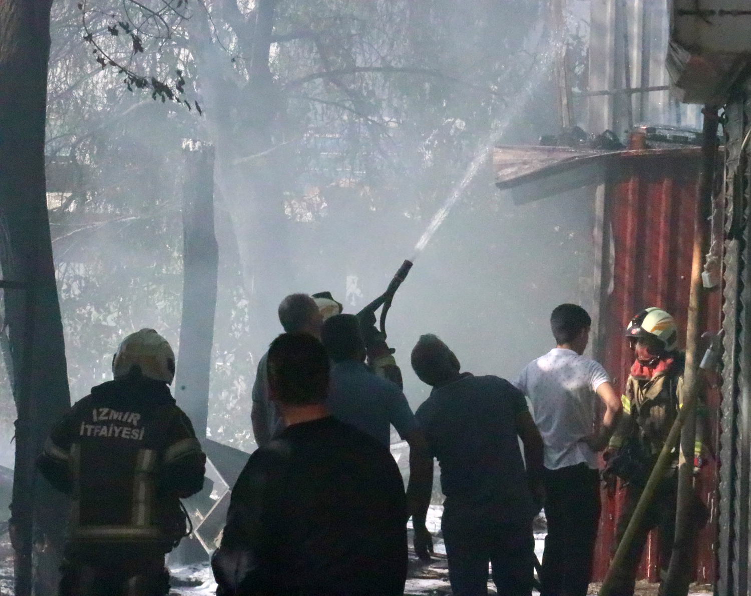 �zmir'de yang�n: Mobilya at�lyesinde hasar meydana geldi