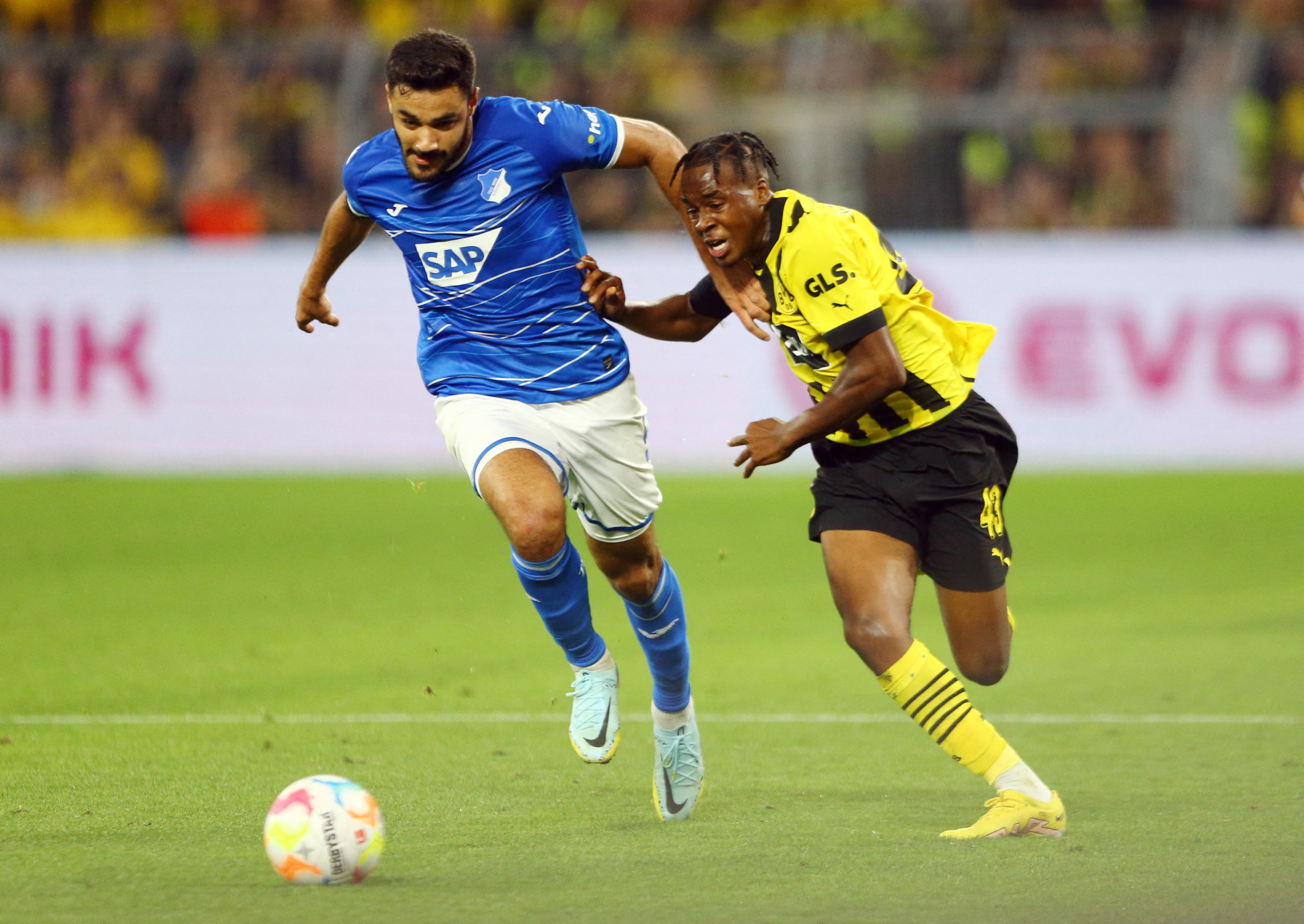 Ozan Kabak, Bundesliga'da haftan�n 11'inde yer ald�