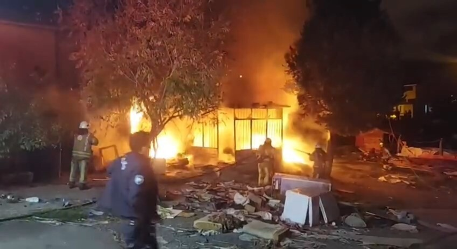 �ekmek�y'de gecekondu yang�n�