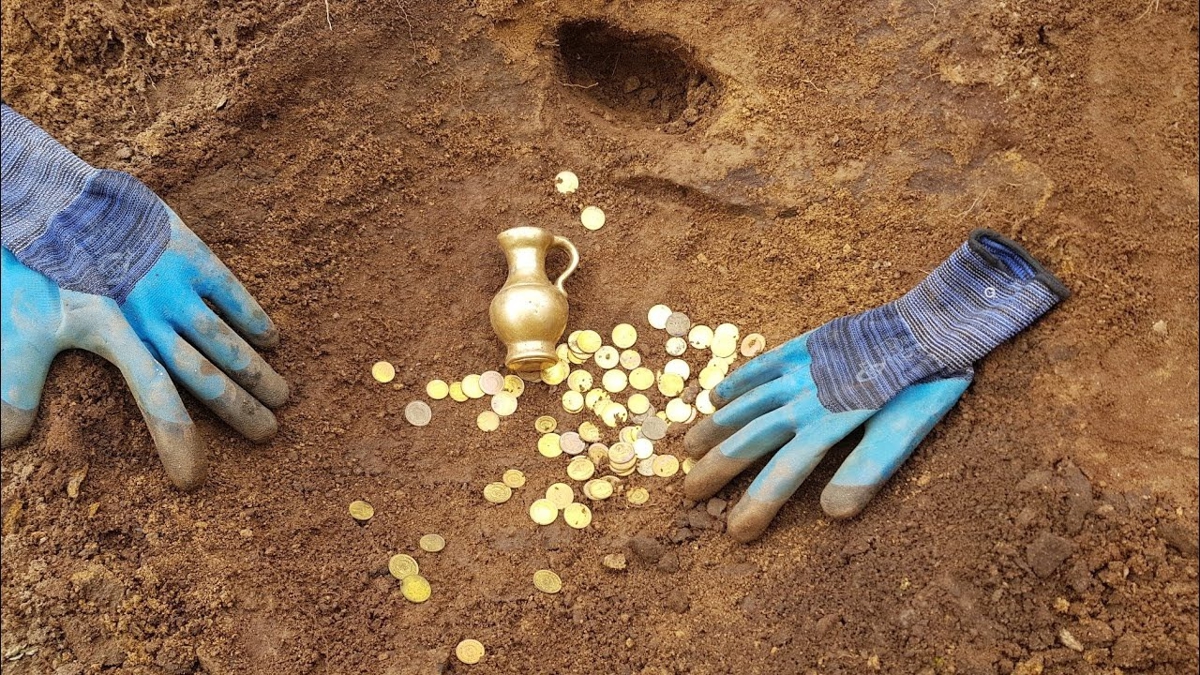 Film gibi olay! Bulduklar defineleri paylaamaynca kendilerini ihbar ettiler