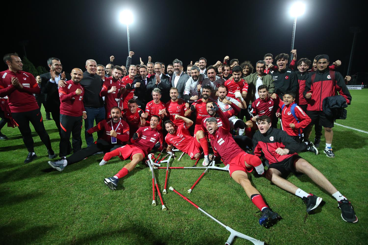 Ampute Milli tak�mdan tarihi ba�ar�! �eyrek finaldeler