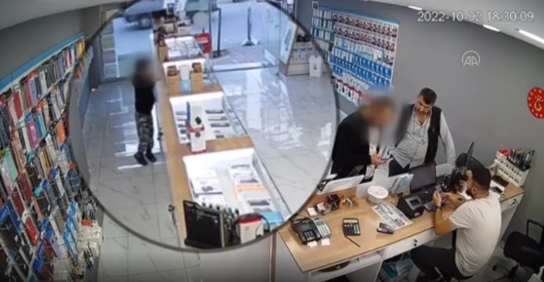 Avc�lar'da telefoncudaki h�rs�zl�k an� g�venlik kameras�na yans�d�
