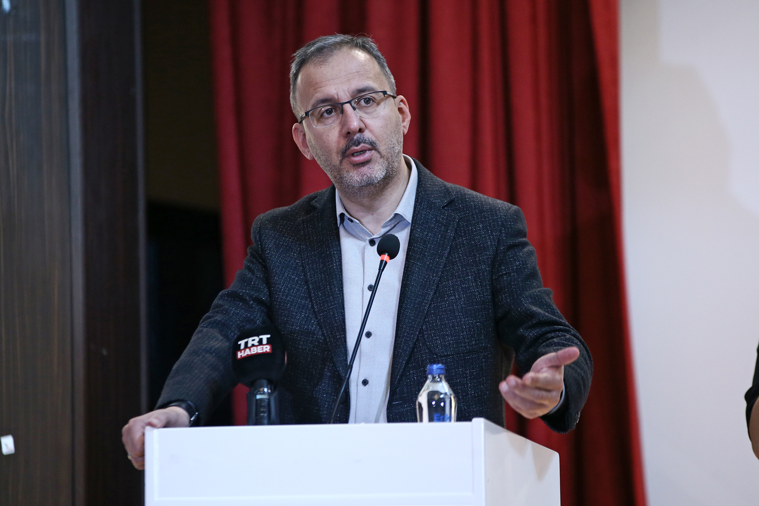 Bakan Kasapo�lu, AK Parti'yi 'Milletle el ele y�r�yen bir hareket' olarak tan�mlad�