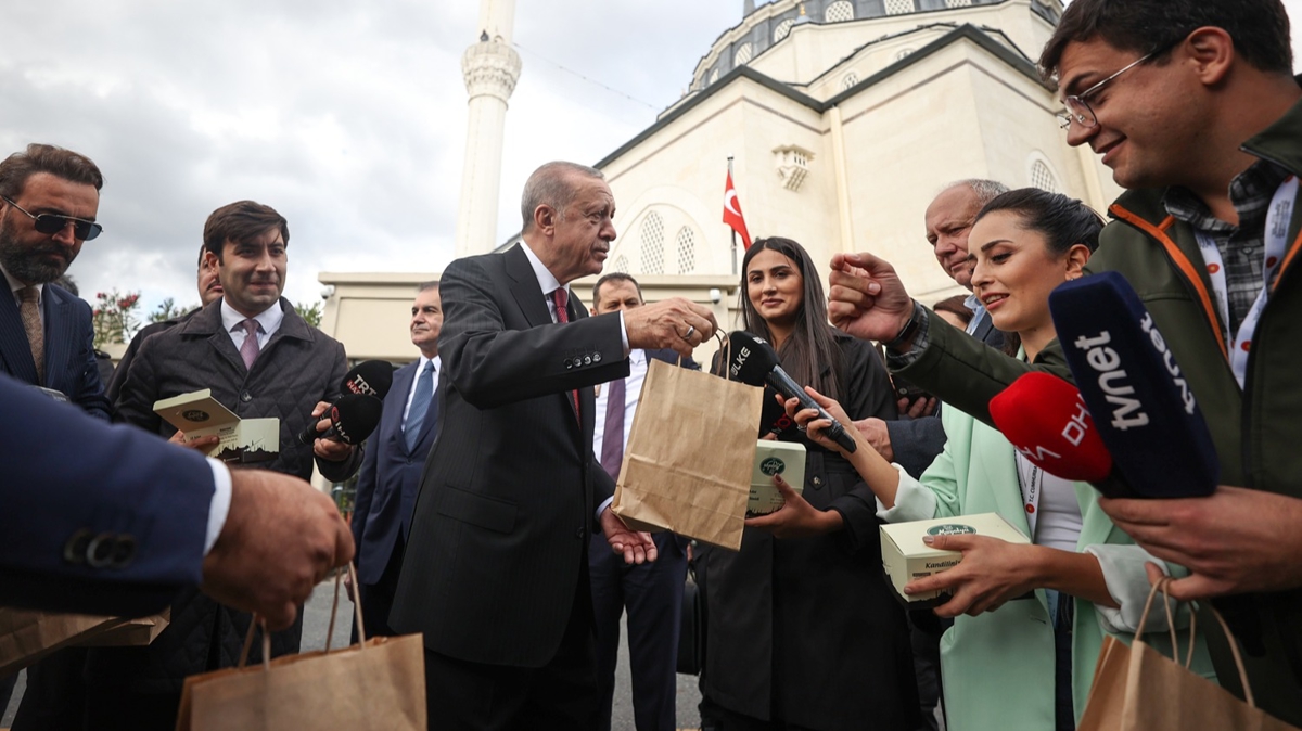 Cumhurbakan Erdoan basn mensuplarna, kandil simidi ikram etti