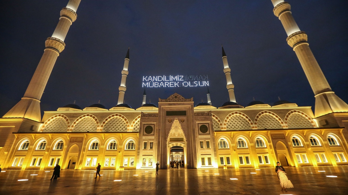 Trkiye'de birok camide  Mevlit Kandili idrak edildi