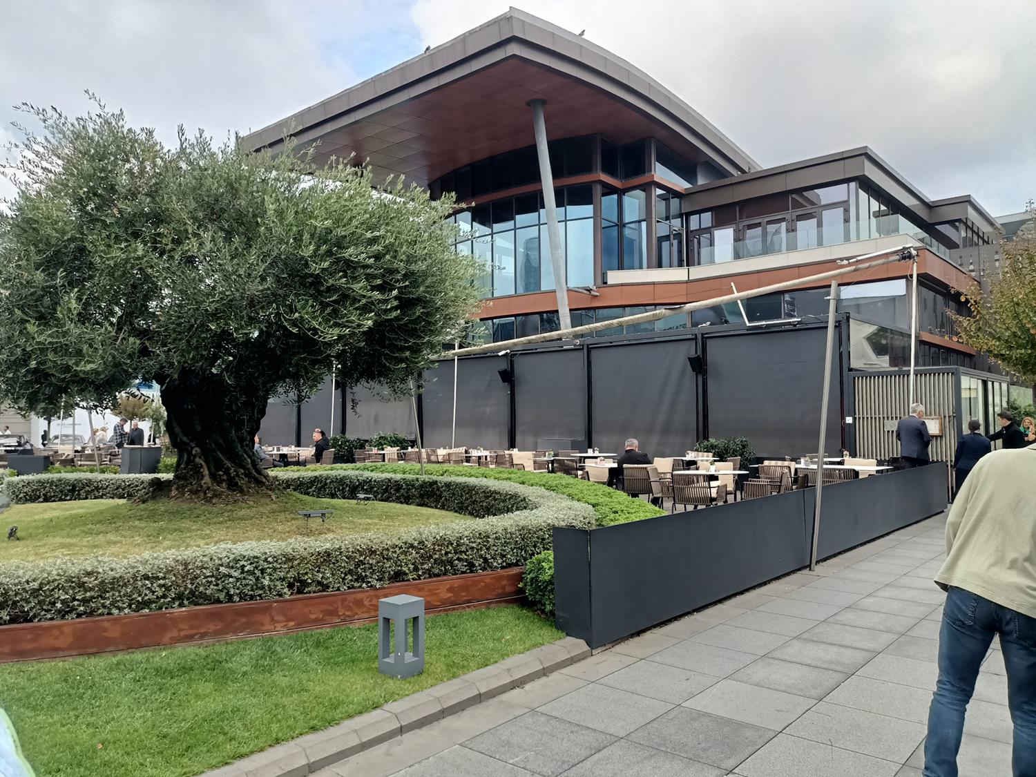 AVM'de silahl� �at��ma: 2 ki�i yaraland�