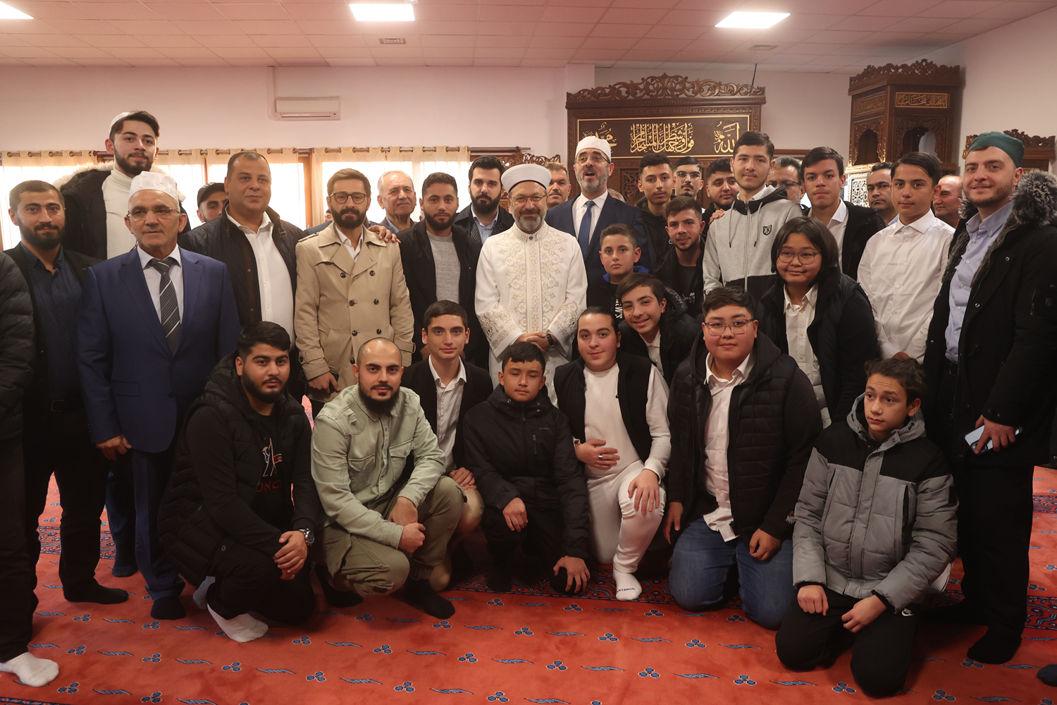 Fransa'da Diyanet ��leri Ba�kan� Erba�'�n kat�l�m�yla 'Sabah Namaz� Gen�lik Bulu�mas�'