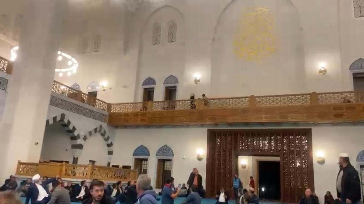 Zonguldak'ta cami cemaatine hakaret eden kadnn  akli dengesinin yerinde olmad renildi