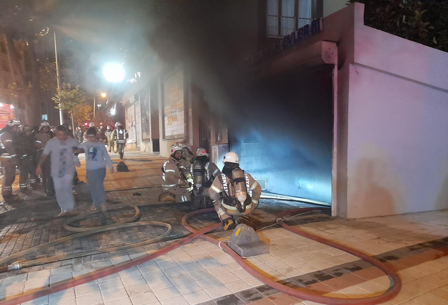 Sultangazi'de yang�n pani�i