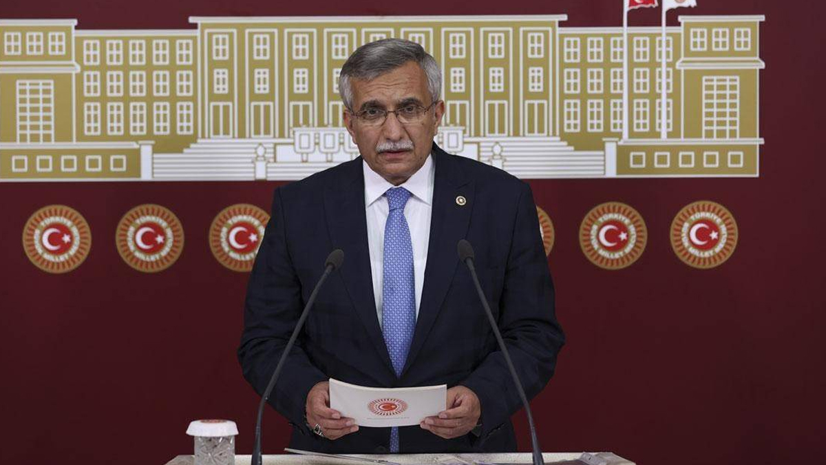 AK Partili Suba��'dan Metin Akp�nar'a sert tepki: Hakarete varan s�zleri t�pat�p kendisine yak���yor