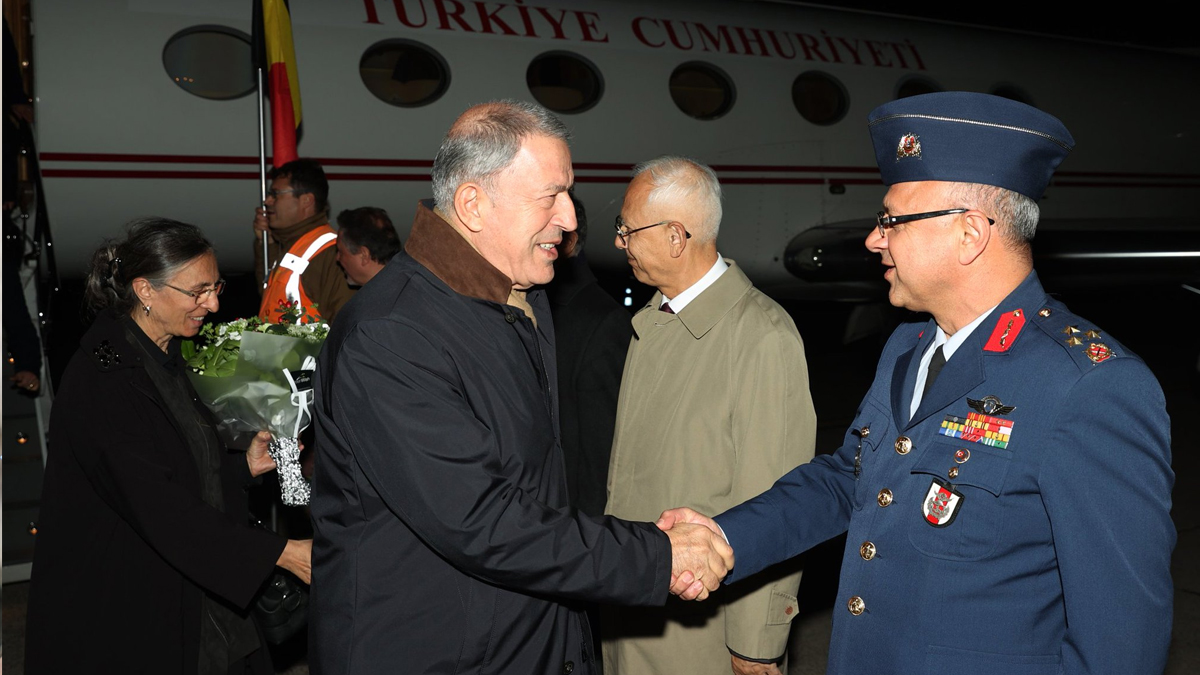 Milli Savunma Bakan� Akar Br�ksel'de