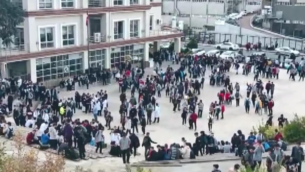 Baakehir'deki lisede yangn panii