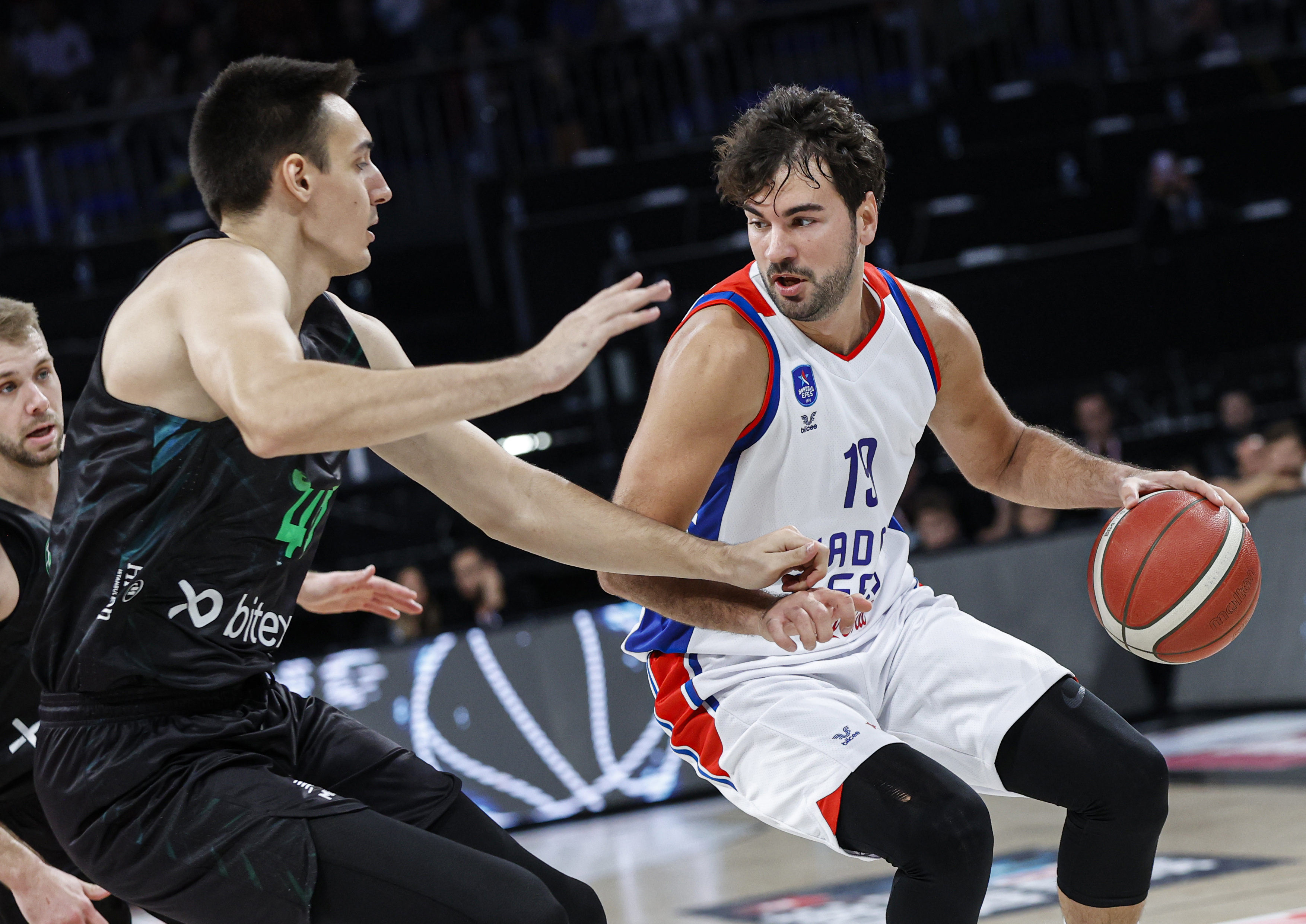 Anadolu Efes, Dar���afaka'y� 10 say� farkla ge�ti