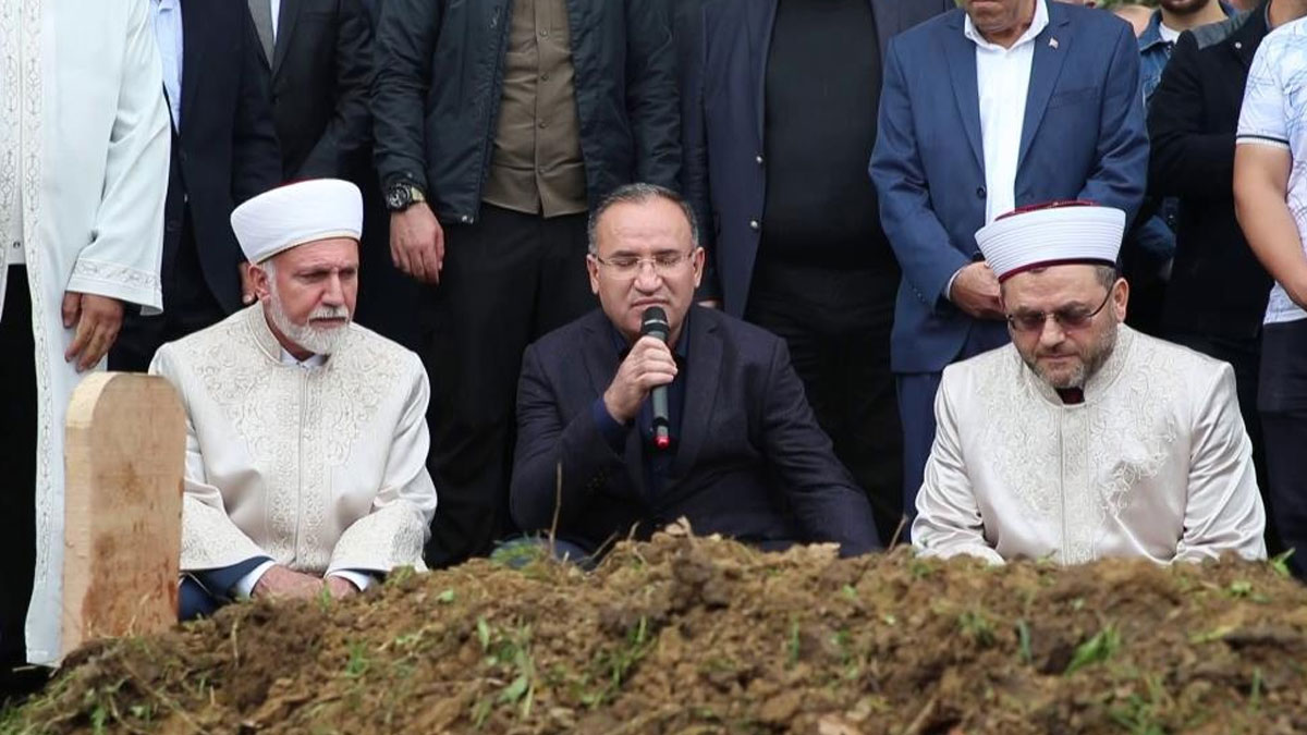 Bakan Bozda� maden �ehidinin ba��nda Kur'an-� Kerim okudu