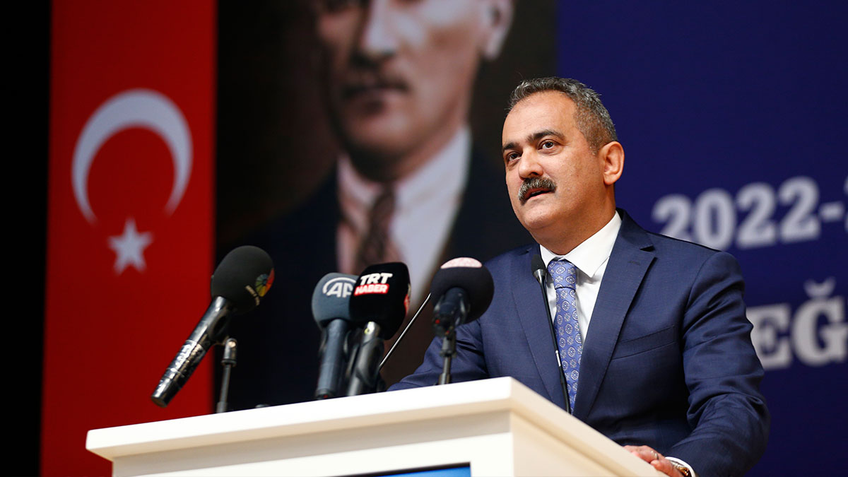 Bakan �zer: 41 �ehidimizin t�m evlatlar�n� yaln�z b�rakmayaca��z