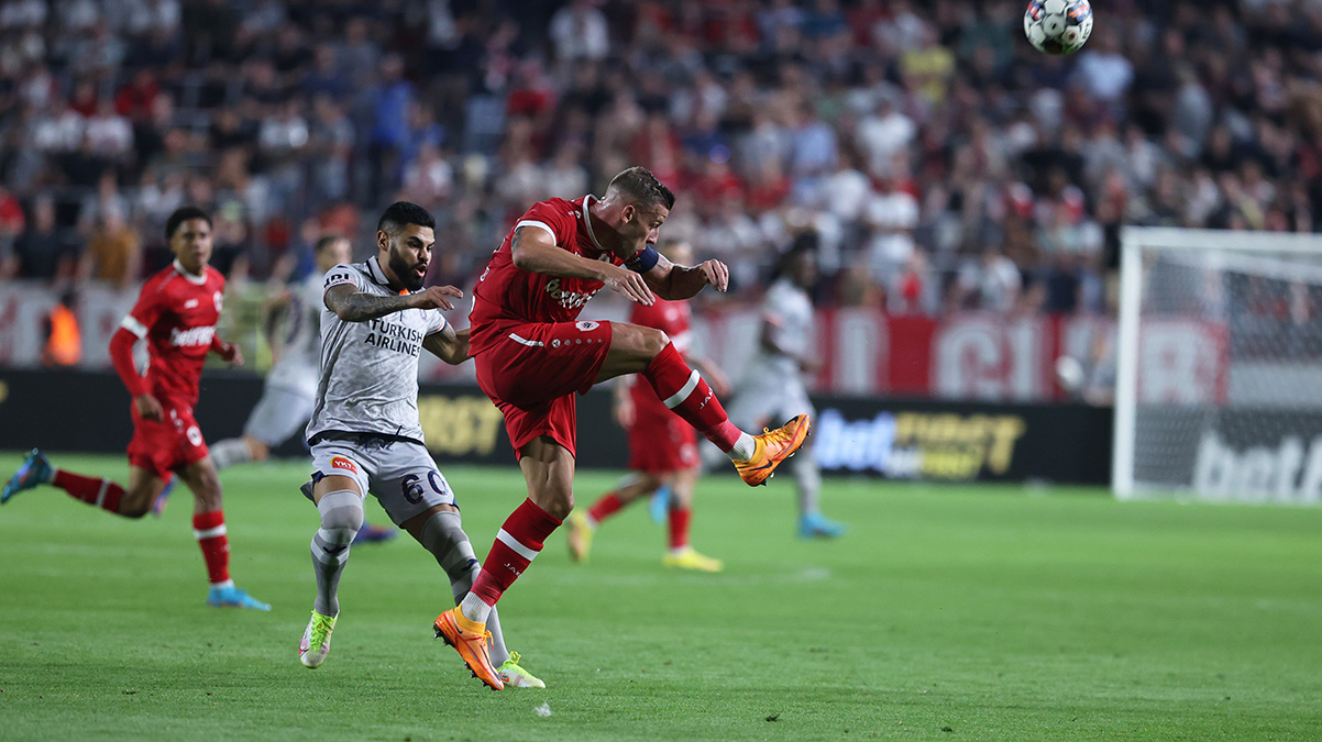 UEFA'dan T�rk bayra��n�n yak�lmas�na komik ceza!