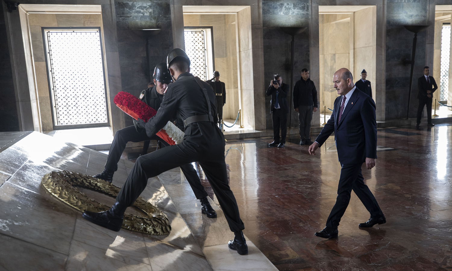 ��i�leri Bakan� Soylu ve beraberindekiler, Muhtarlar G�n� dolay�s�yla An�tkabir'i ziyaret etti