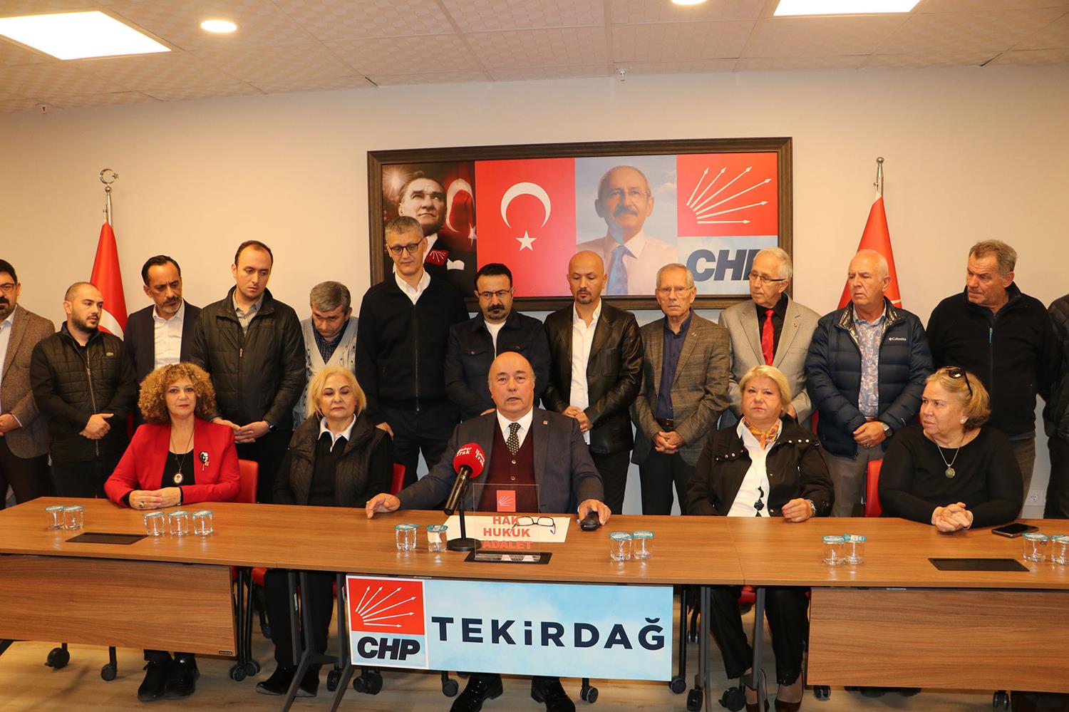 Faik �ztrak'�n ismi verdiler! CHP'de toplu istifa