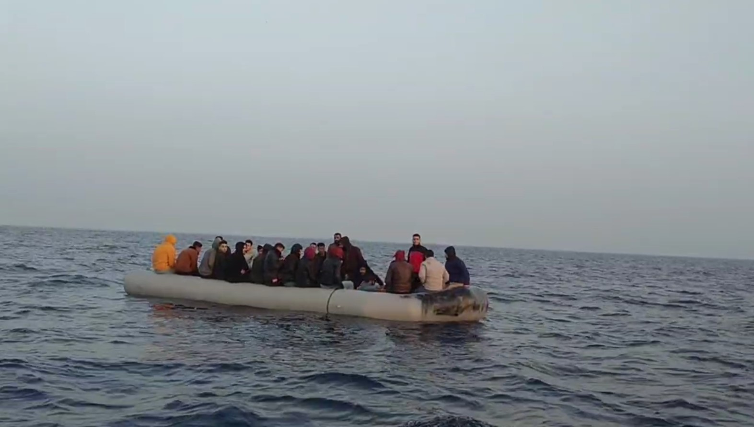 T�rk karasular�na geri itilen 28 d�zensiz g��men kurtar�ld�