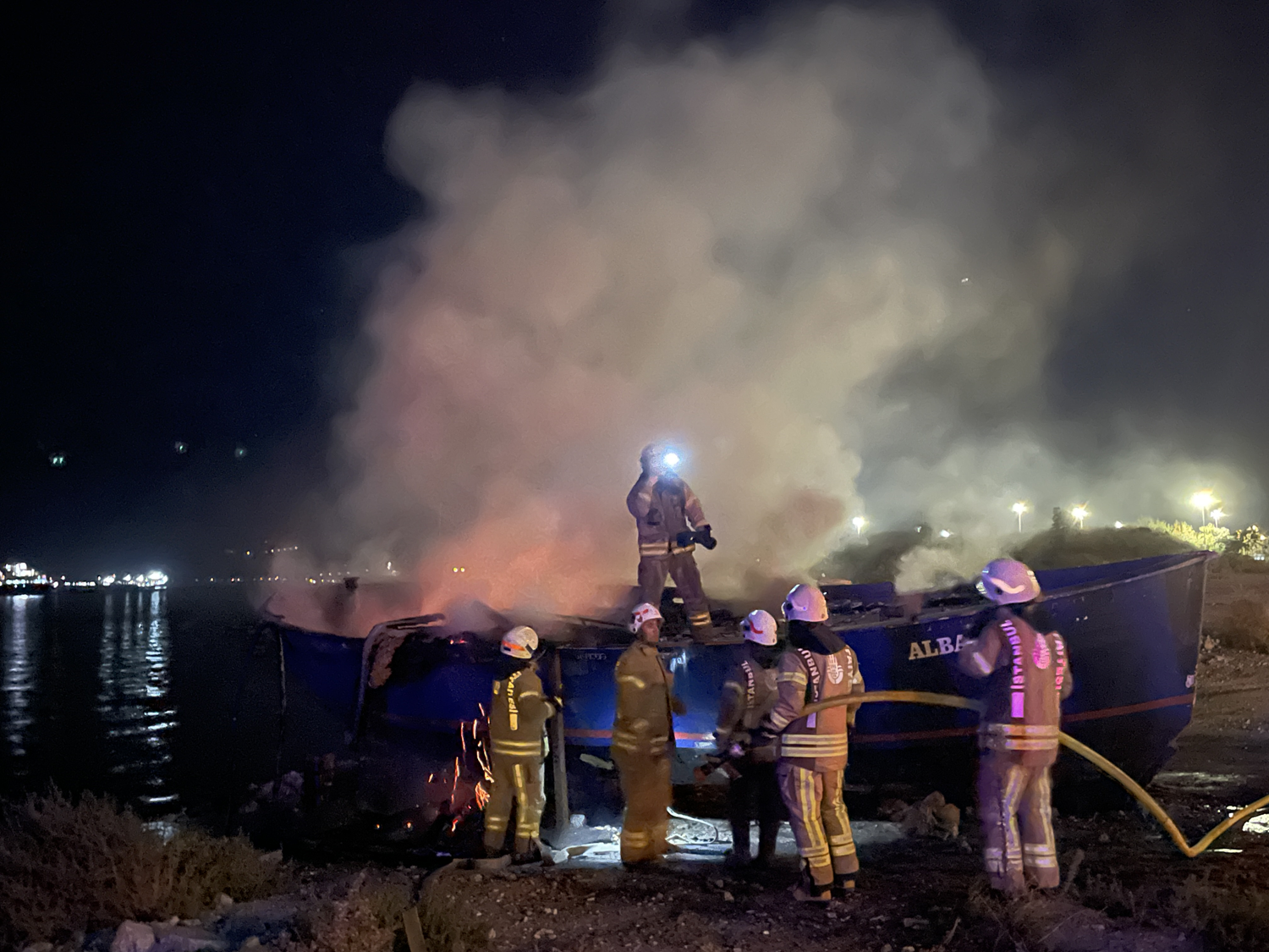 Kartal'da bal�k�� teknesinde yang�n ��kt�