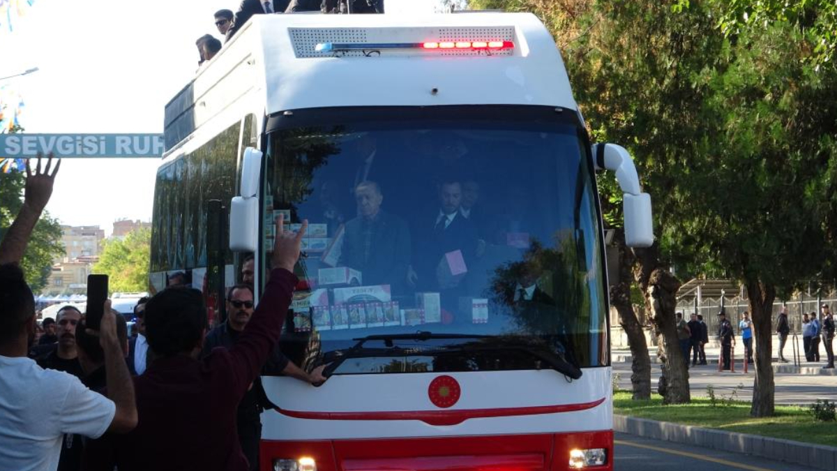Cumhurba�kan� Erdo�an ilk defa oy kullanacak gen�lerle bir araya geldi