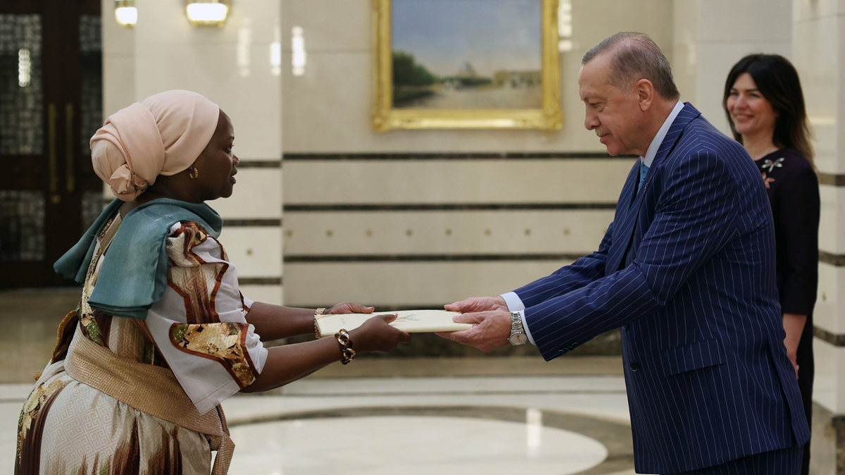 Uganda'nn Ankara Bykelisi Tiperu, Cumhurbakan Erdoan'a gven mektubunu sundu