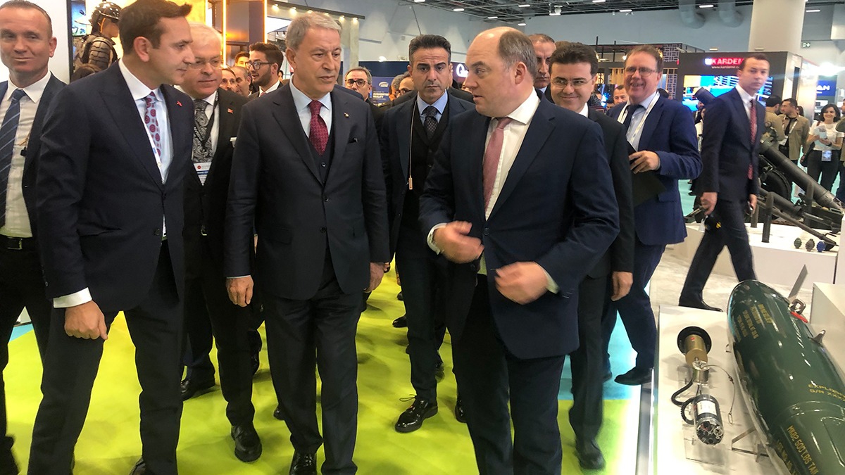 Bakan Akar, ngiliz mevkida ile SAHA EXPO'yu gezdi