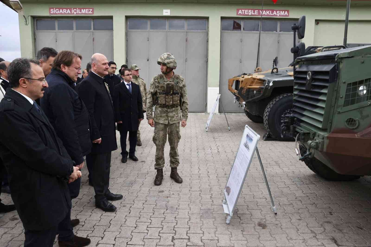 ��i�leri Bakan� Soylu, T�rkiye-�ran s�n�r�ndaki g�venlik duvar� �al��malar�n� inceledi