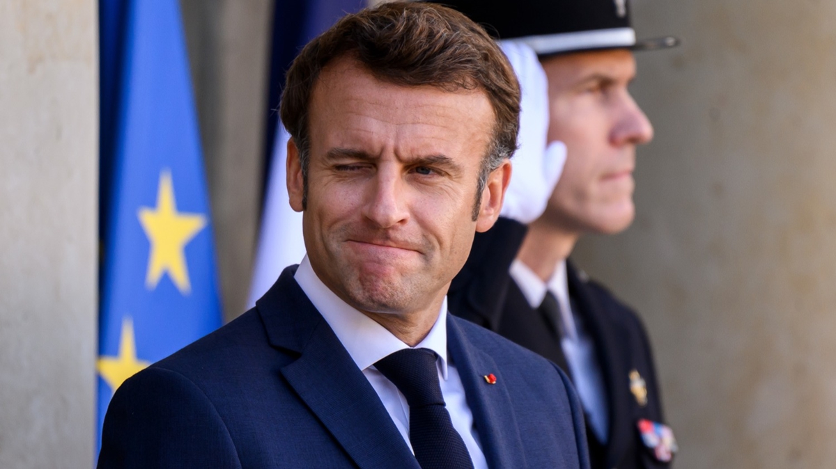 Macron itiraf etti: Krizlerden geiyoruz