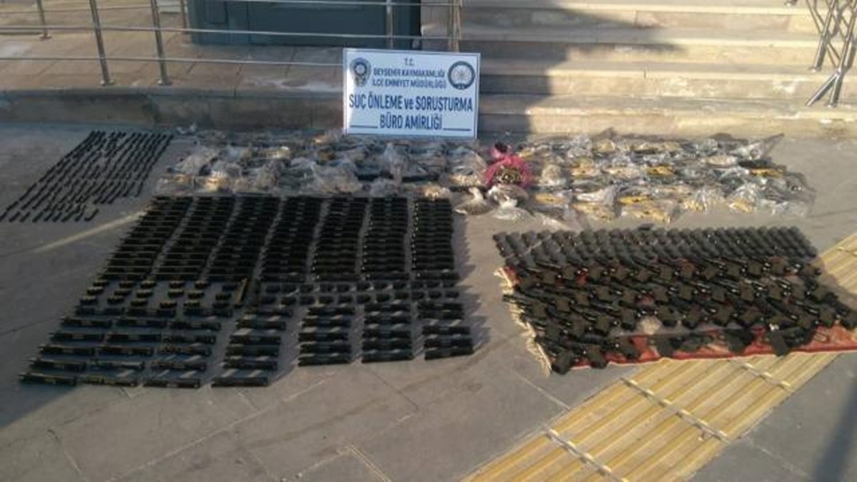 Konya'da aracnda 140 ruhsatsz tabanca ele geirilen zanl tutukland
