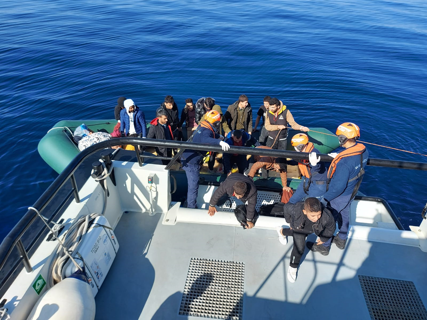 Ku�adas� a��klar�nda 24 d�zensiz g��men kurtar�ld�