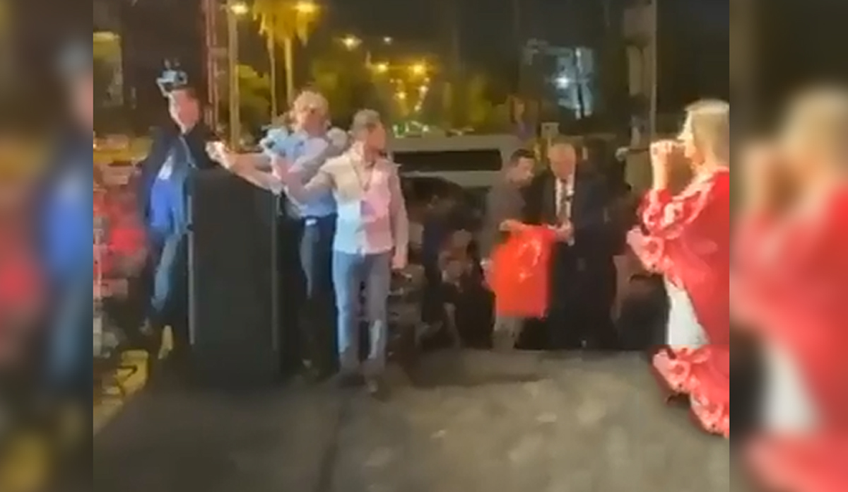 29 Ekim kutlamalar�nda Zeydan Karalar'dan skandal hareket! T�rk bayra��n� yere att�