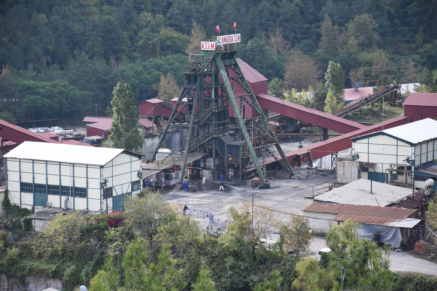 Amasra'daki maden oca��nda �al��malar devam ediyor: Yang�n�n s�nmesi i�in -100 kotuna yap�lan 'baraj' tamamland�