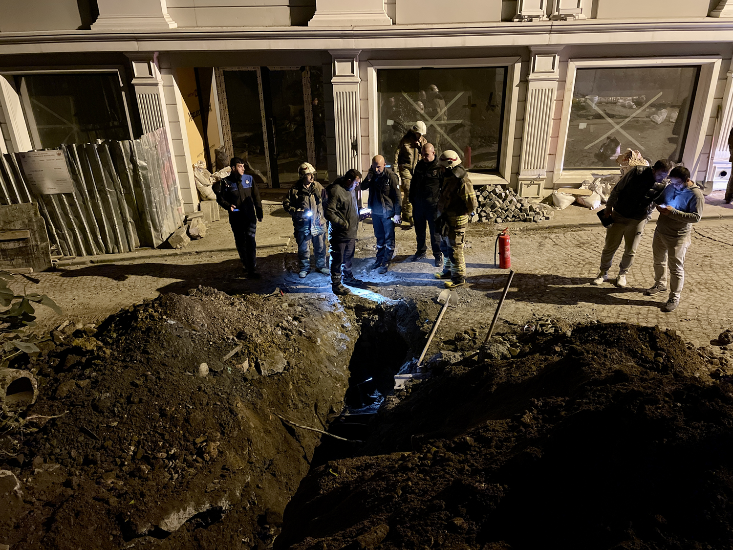 Emin�n�'nde kaz� yapan i� makinesi do�al gaz borusunu patlatt�