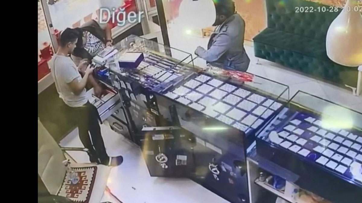 Esenler'de m��teri gibi girdikleri kuyumcudan alt�n� b�yle �ald�lar