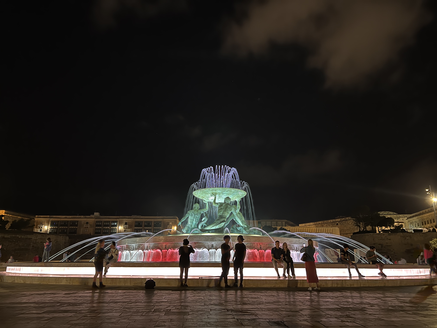 Malta'n�n simge �e�mesi T�rkiye'ye �zel k�rm�z�-beyaz renklerle ayd�nland�