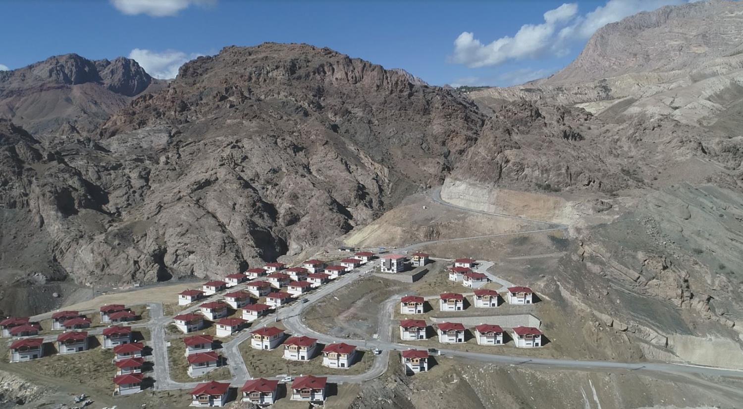 Su alt�nda kalacak Yusufeli'de b�y�k g�� s�r�yor