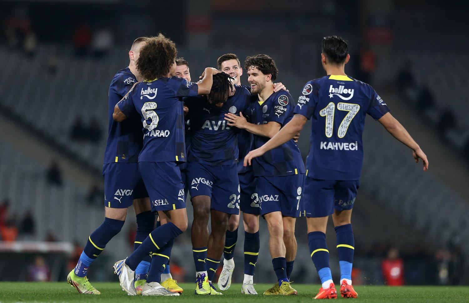 Fenerbah�e, rakiplerine gol olup ya��yor