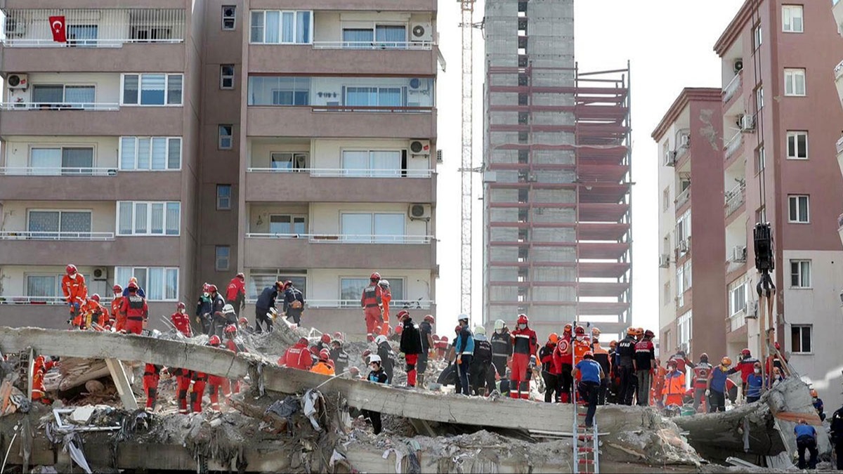 zmir depreminde yklan Rza Bey Apartman davasnda 2 belediye grevlisi hakim karsna kt