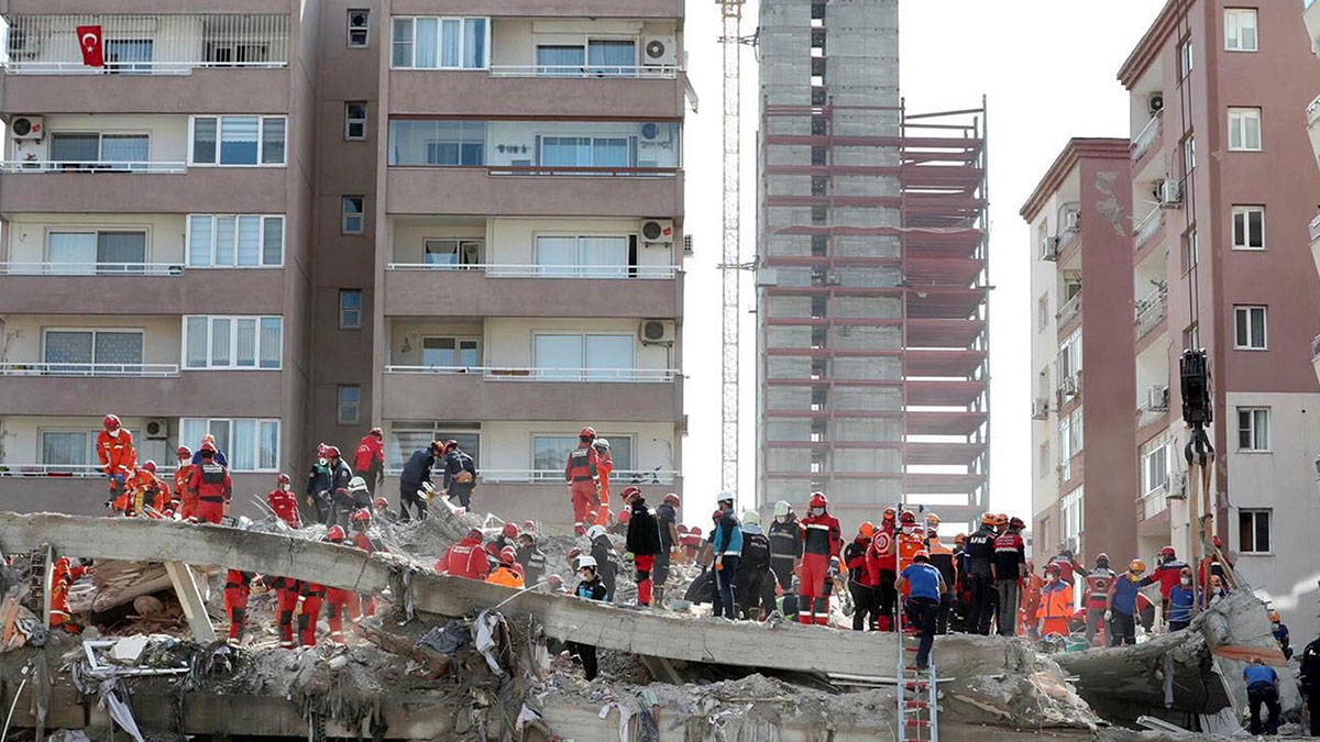 �zmir depreminde y�k�lan R�za Bey Apartman� davas�nda 2 belediye g�revlisi hakim kar��s�na ��kt�