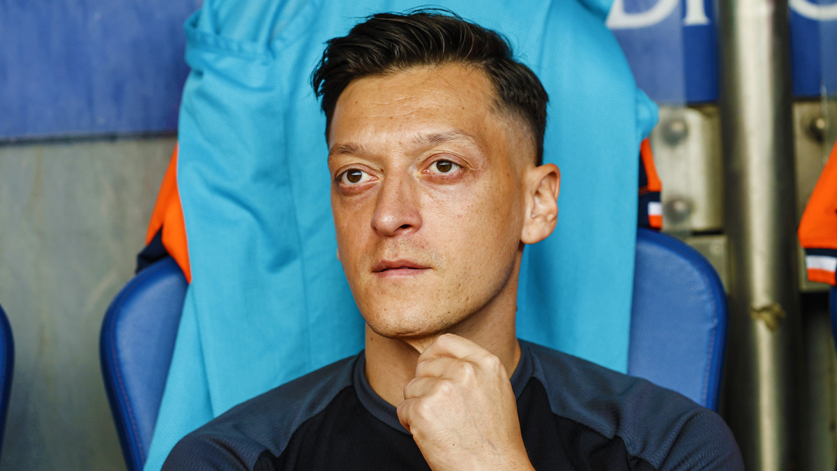Mesut �zil futbolu b�rak�yor mu?