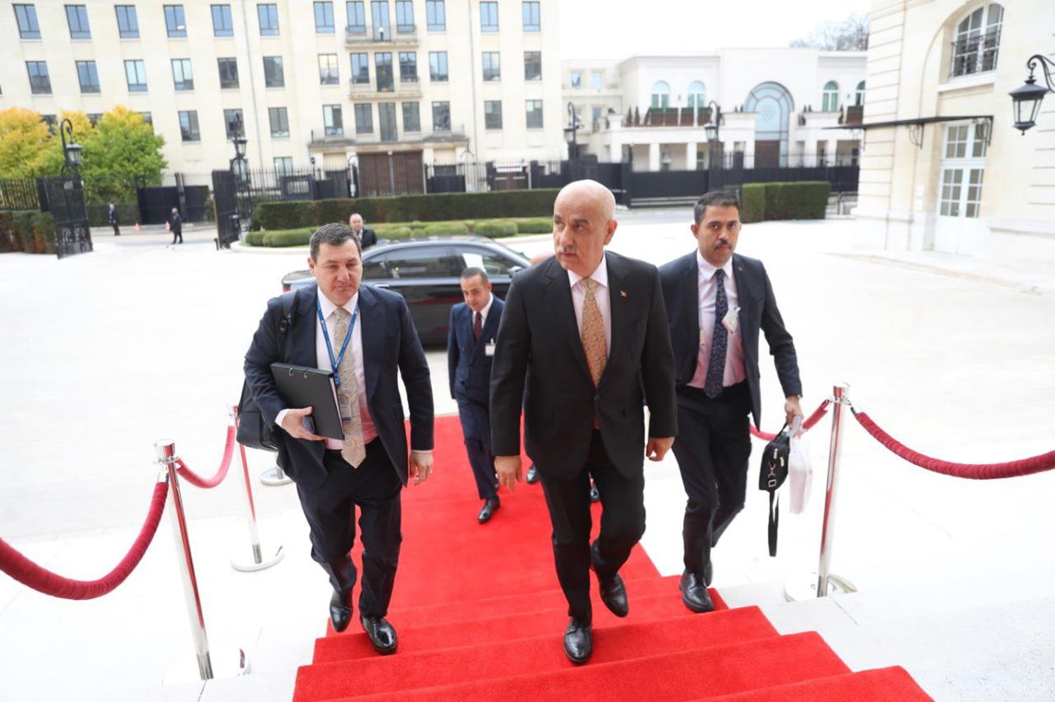 Bakan Kiri�ci, Paris'te ziyaretlerde bulundu