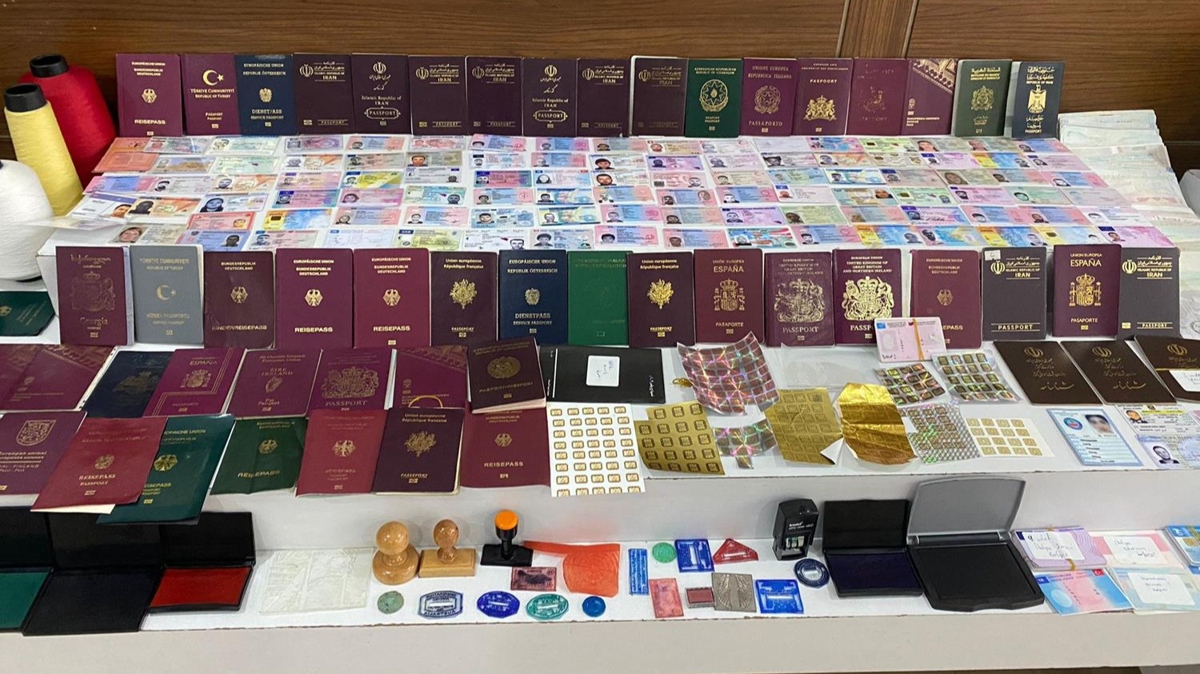 'Sahte pasaport'a polis baskn: 31 farkl lkeye ait 439 adet pasaport ve vize yapra ele geirildi