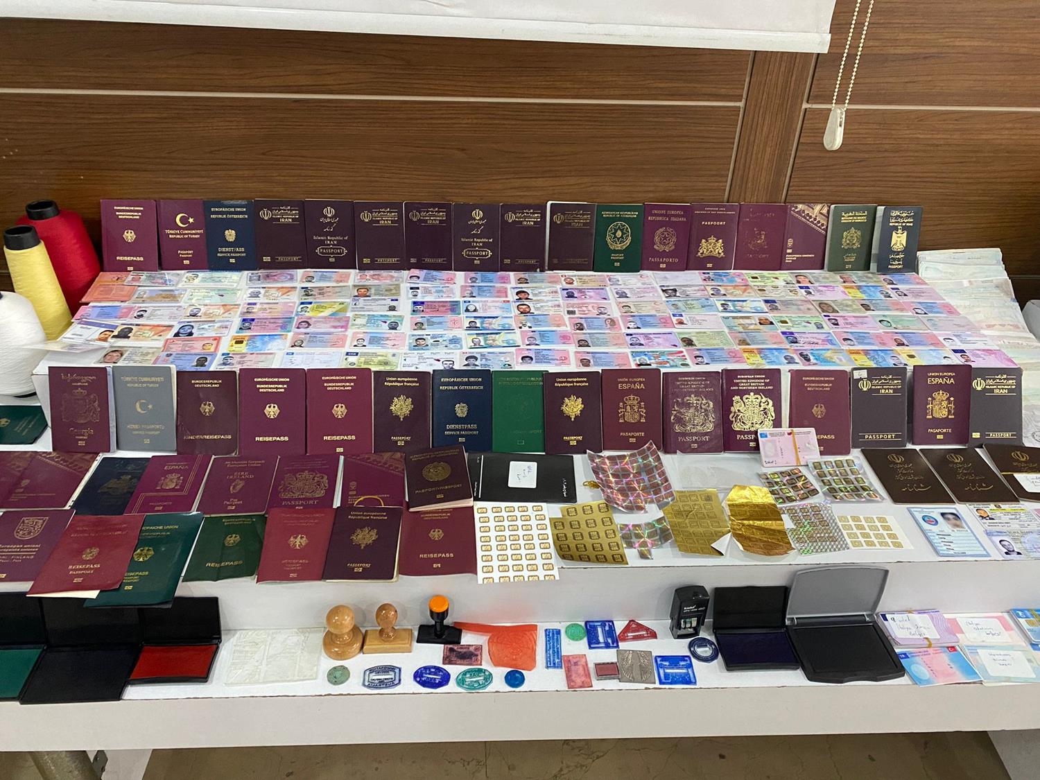 'Sahte pasaport'a polis bask�n�: 31 farkl� �lkeye ait 439 adet pasaport ve vize yapra�� ele ge�irildi