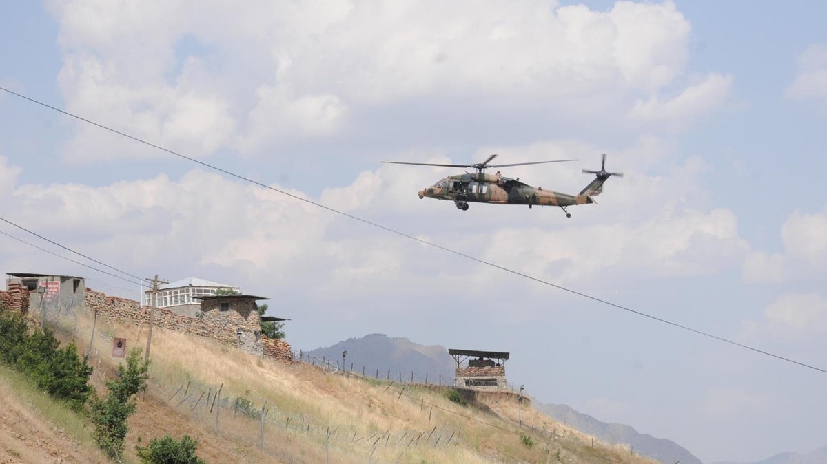 Askeri helikopterle dalara bildiri atld: Terristlere 'Teslim ol' ars 